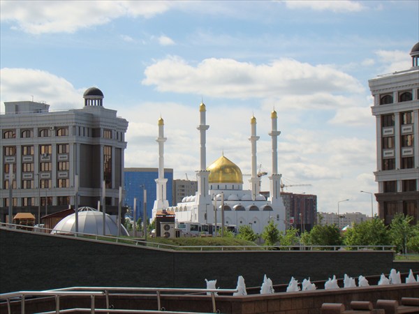 Мечеть на фоне города